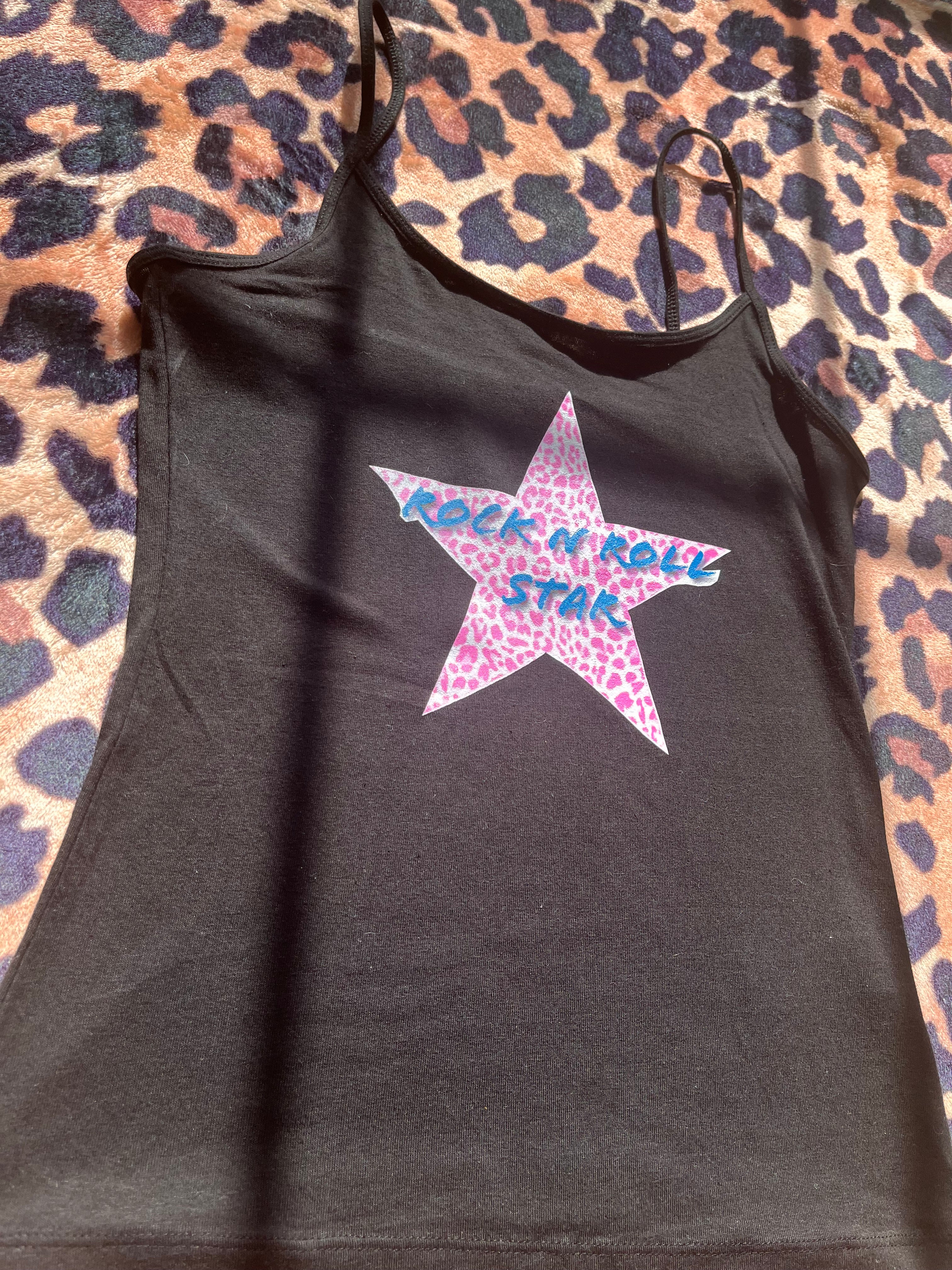 Oasis rock n roll star pink leopard print heart black tank top! 🩵🎸